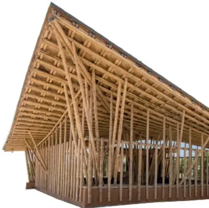 Fotografía de una construcción de bambú con techo inclinado y muchas columnas delgadas, ejemplo de arquitectura con tubos naturales.