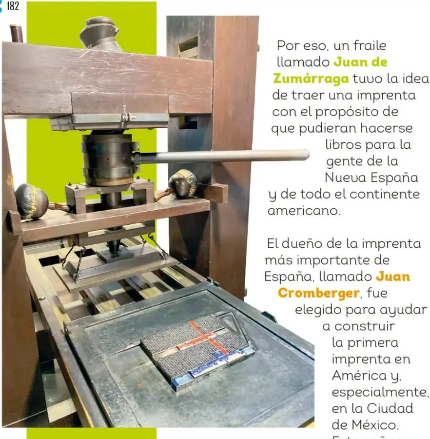 Imprenta antigua de madera con tornillo metálico central, palancas y un pliego con texto impreso sobre la platina; fondo verde limón.