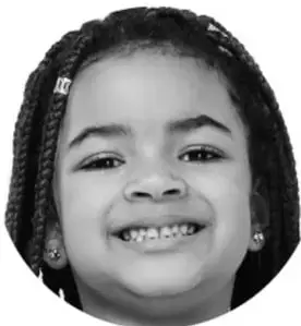 Fotografía de una niña sonriente con trenzas, como imagen motivadora de la actividad.