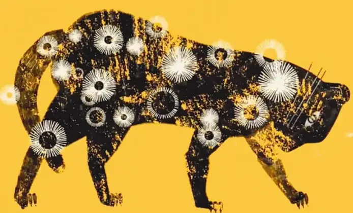 Gran felino (jaguar o tigre) pintado de negro y cubierto de flores blancas y doradas, caminando sobre fondo amarillo.
