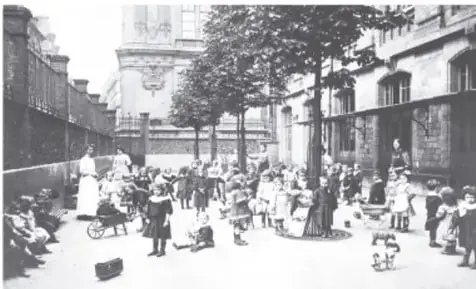 Fotografía histórica en blanco y negro de una calle de París durante la Comuna, con personas y carruajes.