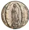 Fotografía del reverso de una medalla ovalada de plata con figura religiosa.