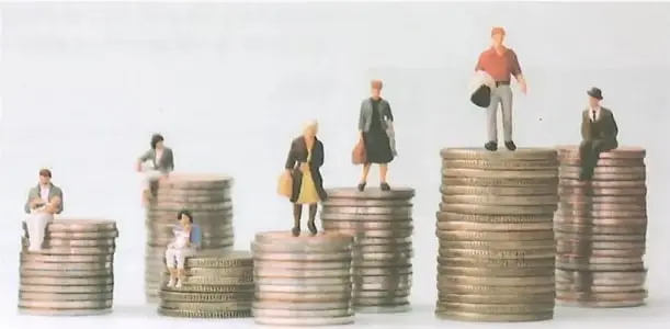 Ilustración de personas ubicadas sobre pilas de monedas de distintas alturas, utilizada para representar las diferencias económicas y la desigualdad.