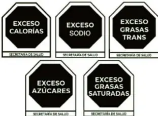 Cinco sellos octagonales negros de advertencia: EXCESO CALORÍAS, EXCESO SODIO, EXCESO GRASAS TRANS, EXCESO AZÚCARES y EXCESO GRASAS SATURADAS, con la leyenda Secretaría de Salud.