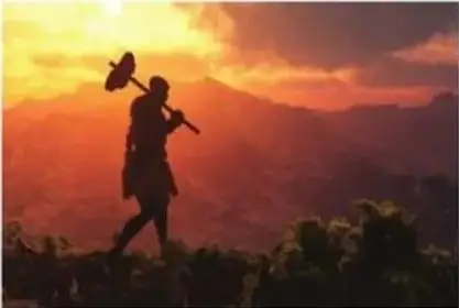 Silueta de cazador con mazo al atardecer.