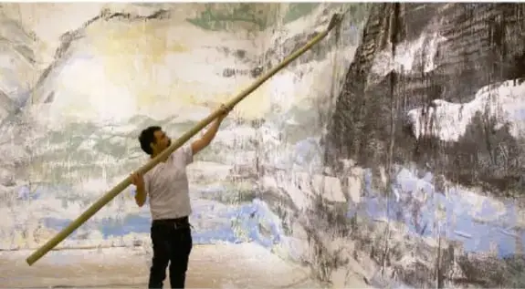 Fotografía de un pintor trabajando con un pincel largo en un mural. Crédito: Milton Martínez/Secretaría de Cultura de la Ciudad de México.