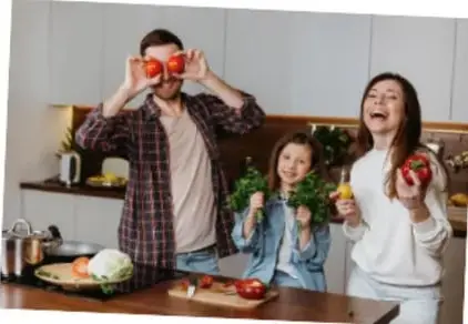 Familia en una cocina mostrando alimentos, como ejemplo de situación cotidiana.