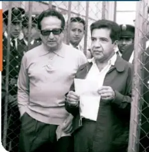 Valentín Campa y Demetrio Vallejo, líderes ferrocarrileros, sosteniendo documentos.