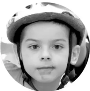 Fotografía circular de un niño con sombrero, probablemente relacionada con la temática artesanal o comunitaria.
