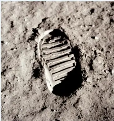 Fotografía en blanco y negro de la huella de una bota de astronauta impresa en el polvo y regolito de la Luna.