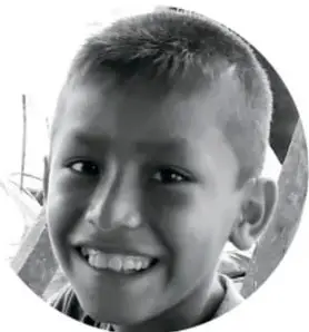 Retrato en blanco y negro de un niño sonriente.