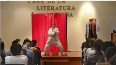 Fotografía de una presentación escénica en Casa de la Literatura con una persona actuando frente a un público.