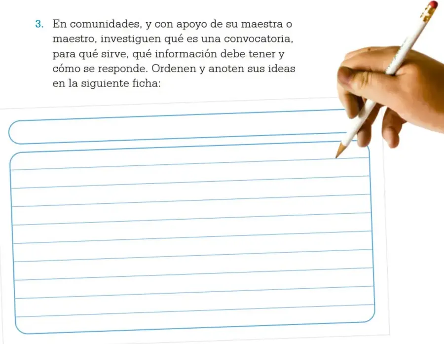 Mano sosteniendo un lápiz escribiendo sobre una ficha con líneas.
