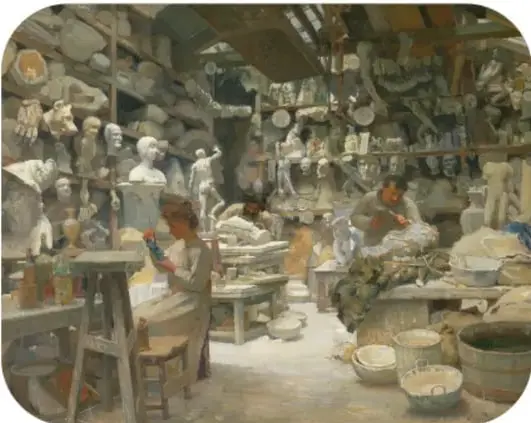Fotografía de un taller de cerámica con dos artesanos trabajando entre estantes con piezas de barro.