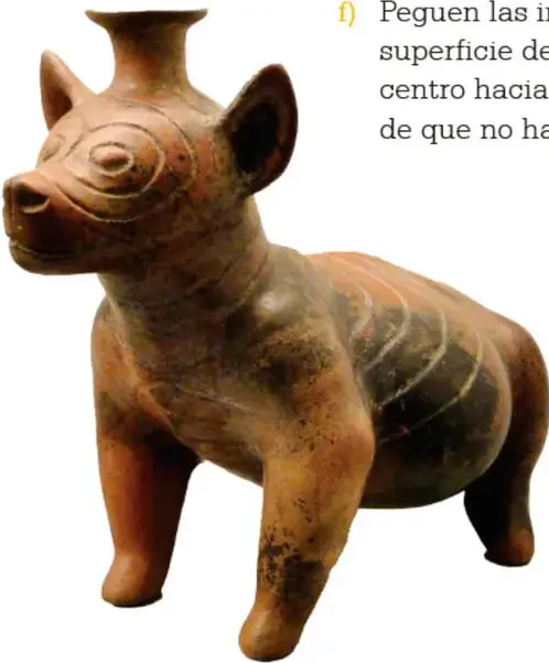 Figura de cerámica con forma de animal, probablemente un perro, de color marrón.