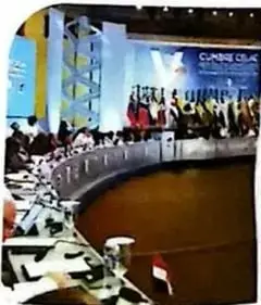 Fotografía de una reunión o conferencia realizada en un espacio institucional.