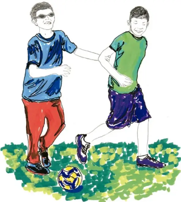 Ilustración de dos niños jugando fútbol en el campo: uno lleva gafas de sol (posible ceguera o baja visión) y el otro lo acompaña sonriendo; firma de Liliana Edith Hernández Ramales, Ciudad de México.