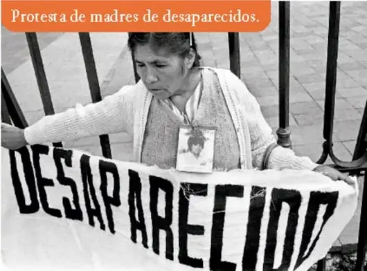Vivienda precaria de madera y lámina, con personas y animales.
