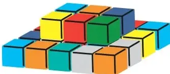 Figura rotulada 'Tarima': plataforma plana de una capa de cubos de colores (azul, naranja, rojo, amarillo, verde, celeste).