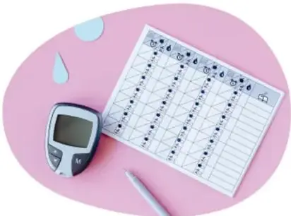 Glucómetro con tiras reactivas, gotas de agua y una tabla de registro de niveles de glucosa sobre fondo rosa.