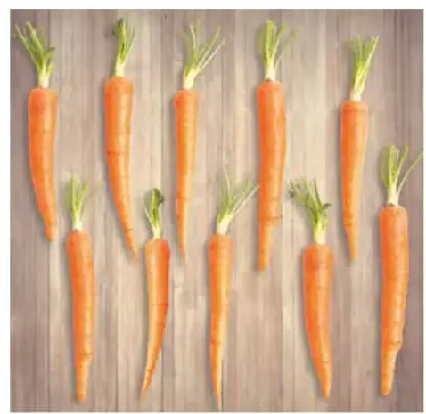 Diez zanahorias naranjas con hojas verdes sobre una superficie de madera.
