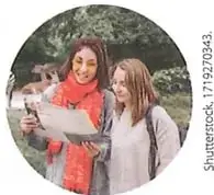 Fotografía circular de dos niñas observando un mapa en el zoológico.