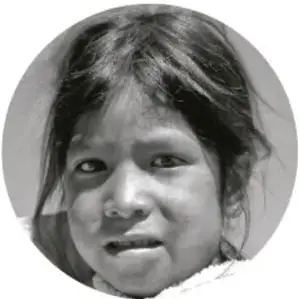 Niño con sombrero de paja y listones de colores, vestimenta indígena.