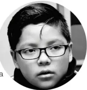 Retrato en blanco y negro de un estudiante con lentes.