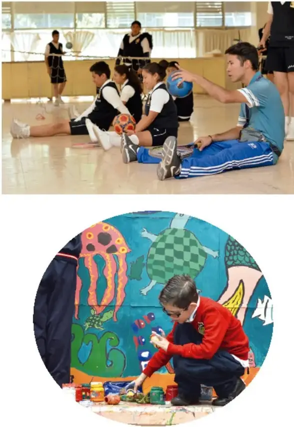 Fotografía de alumnos en el gimnasio sentados en el piso pasándose balones, actividad motriz con balón.
