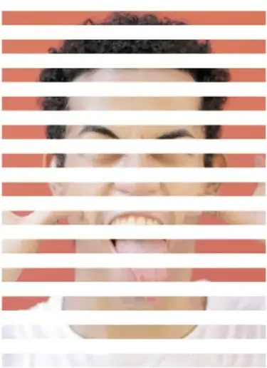 Rostro de joven haciendo gestos (sacando la lengua) cubierto por franjas horizontales blancas.