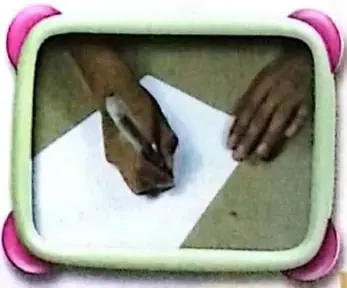 Ilustración de estudiantes practicando el dibujo de círculos sobre una hoja.
