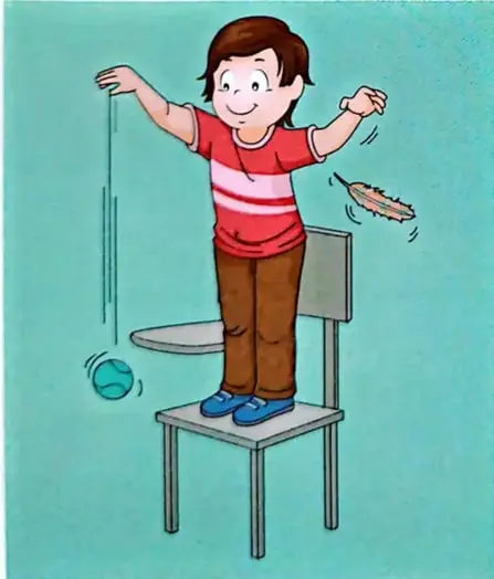 Niño dejando caer una pluma y una pelota desde la misma altura