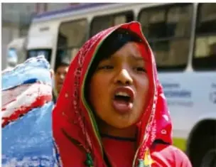 Niña con rebozo que grita, ilustra el primer plano para resaltar emociones