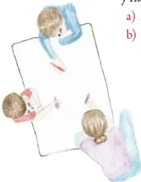 Ilustración de tres estudiantes trabajando alrededor de una mesa con hojas de papel.