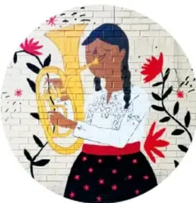 Ilustración circular de una persona con rasgos indígenas sosteniendo un objeto, rodeada de flores, en estilo mural.