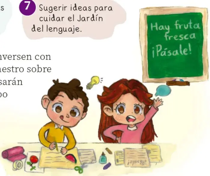 Ilustración de dos niños sentados a un escritorio con materiales escolares (tijeras, colores, dibujos) y un pizarrón verde con la frase 'Hay fruta fresca ¡Pásale!'.