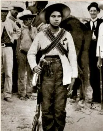 Fotografía histórica: Valentina Ramírez, soldadera, retrato, Sinaloa, ca. 1911, con cartuchos cruzados sobre el pecho y sombrero. © SECRETARÍA DE CULTURA. INAH. SINAFO. FN.MX.