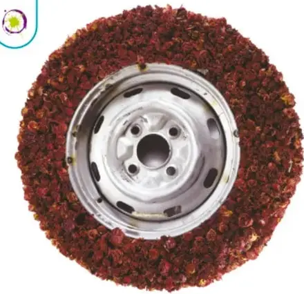 Obra *Aliento para rodar* (2001): llanta de carro con rin cromado cubierta de flores secas color rojo vino.