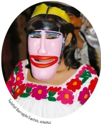 Máscara de madera tallada y policromada que combina una figura humana con manos y rasgos de animal, con ojos de cristal y boca dentada pintada.