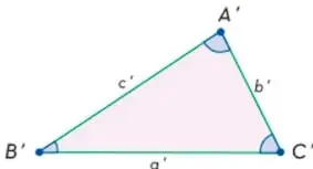 Triángulo A'B'C' más pequeño, semejante al anterior, con vértices A', B', C' y lados etiquetados a', b', c', ángulos marcados en cada vértice.