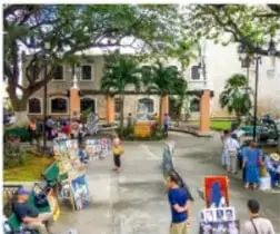 Fotografía de calles y casas de Mérida con gente celebrando en ambiente de fiesta.