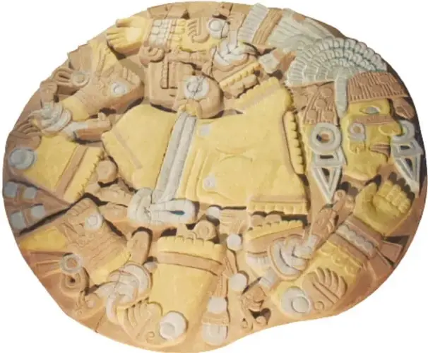 Fotografía del monolito original de Coyolxauhqui, tallado en piedra, con la diosa desmembrada y sus atributos en relieve.