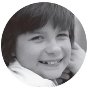 Fotografía circular de una niña sonriente con cabello corto.