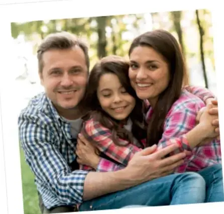 Fotografía de una familia (padre, madre e hija) sonriendo y abrazados al aire libre, enmarcada como una foto instantánea con la leyenda 'mi familia'.