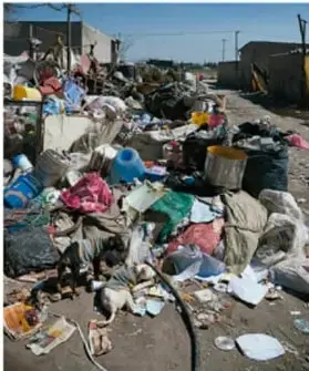 Tiradero de basura a cielo abierto con gran cantidad de desechos, que representa la contaminación y emisión de gases.