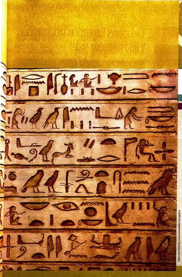 Fragmento de una inscripción con escritura jeroglífica del antiguo Egipto.
