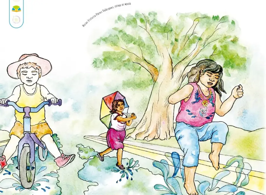 Bajo un gran árbol, una niña con blusa rosa bordada salta descalza entre charcos verdes; otra niña más pequeña corre con un paraguas multicolor; a la izquierda, un niño con sombrero brinca con su bicicleta. Crédito de la ilustración: María Victoria Pérez Velázquez, Estado de México.