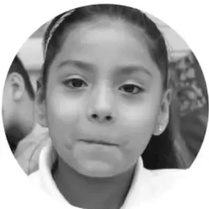 Fotografía de una niña estudiante con uniforme escolar.