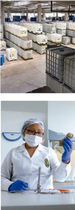 Fotografía de una bodega industrial con contenedores cilíndricos y cajas apiladas, relacionada con procesos productivos.