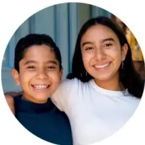 Fotografía circular de una madre o figura femenina junto a un niño sonriendo.